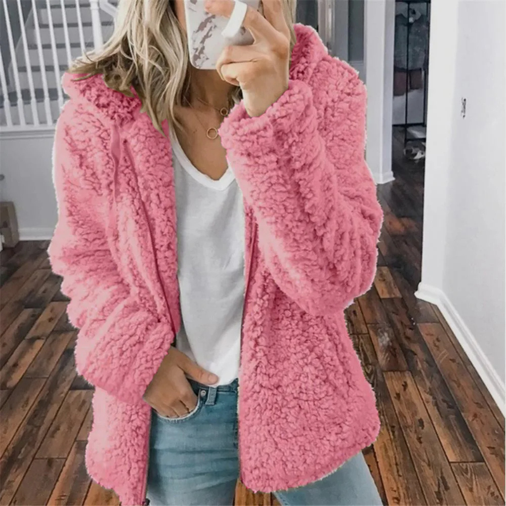"Veste en peluche femme avec capuche et fermeture éclair, matière fleece douce, style urbain moderne et élégant."