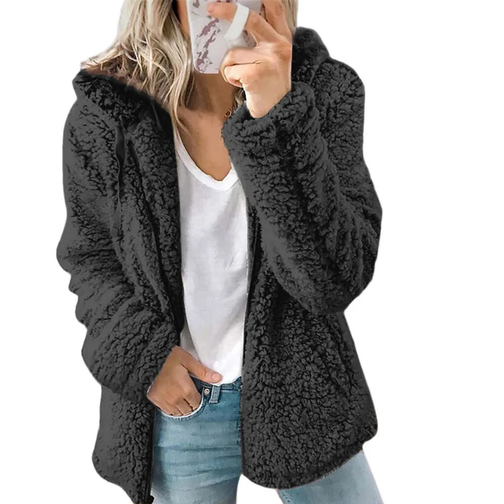 "Veste en peluche femme avec capuche et fermeture éclair, matière fleece douce, style urbain moderne et élégant."