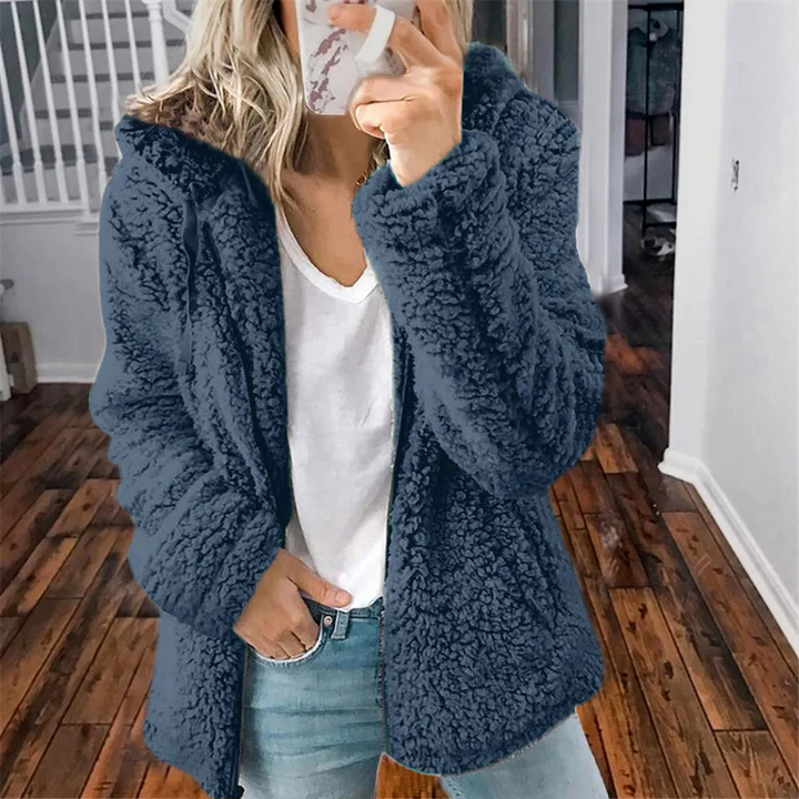 "Veste en peluche femme avec capuche et fermeture éclair, matière fleece douce, style urbain moderne et élégant."