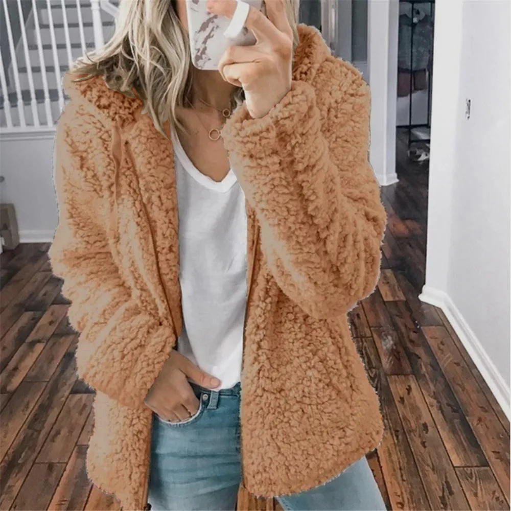 "Veste en peluche femme avec capuche et fermeture éclair, matière fleece douce, style urbain moderne et élégant."
