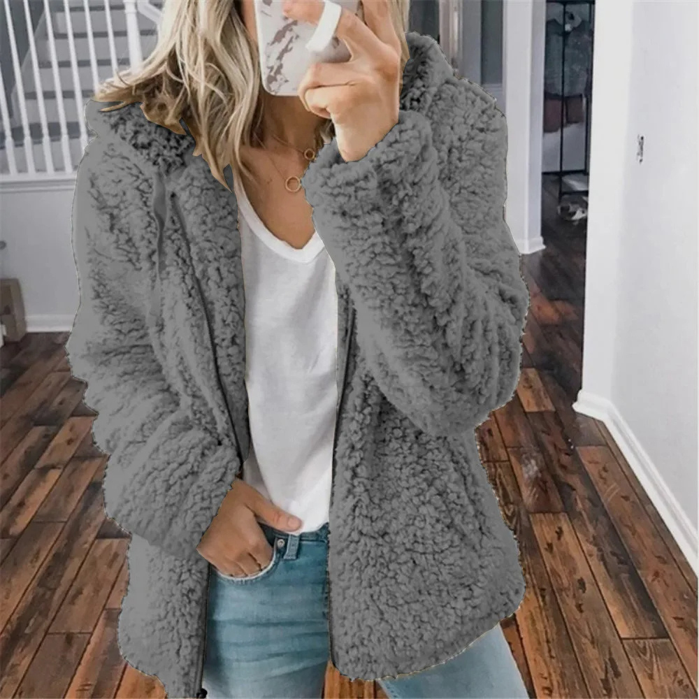 "Veste en peluche femme avec capuche et fermeture éclair, matière fleece douce, style urbain moderne et élégant."