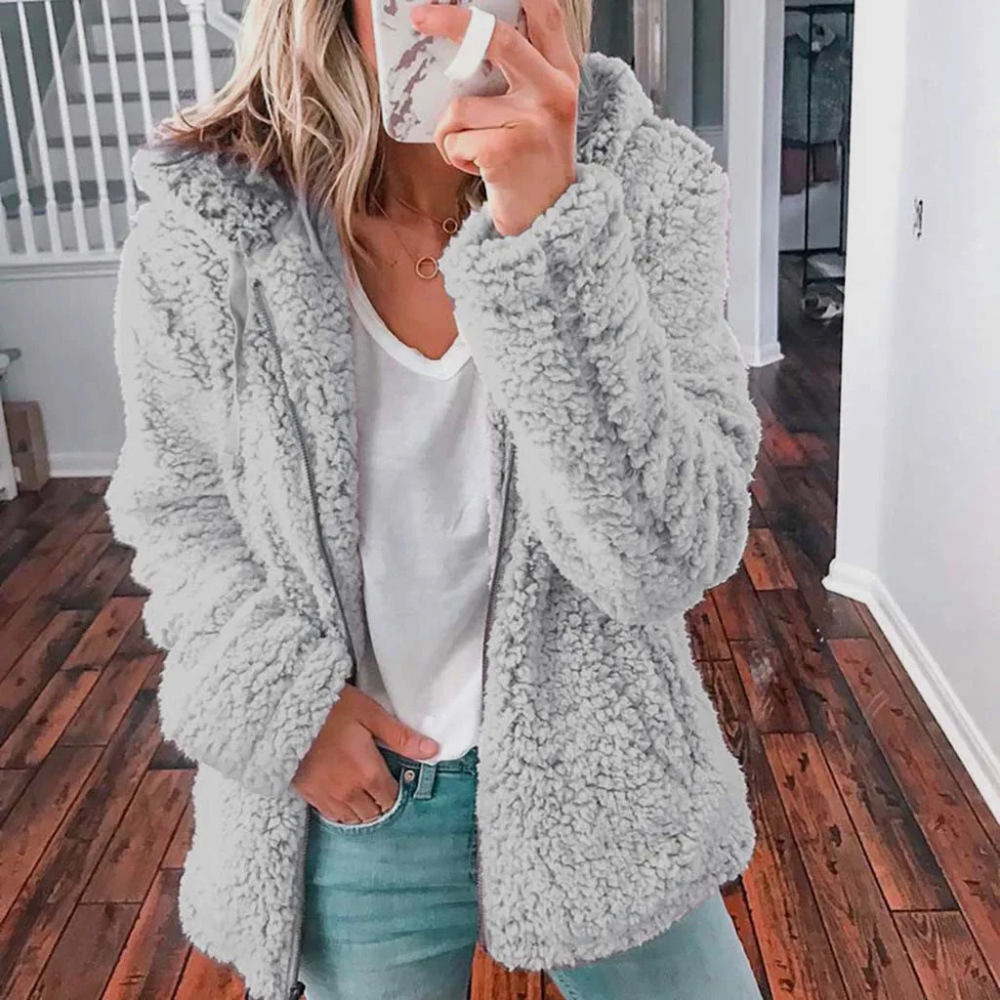 "Veste en peluche femme avec capuche et fermeture éclair, matière fleece douce, style urbain moderne et élégant."