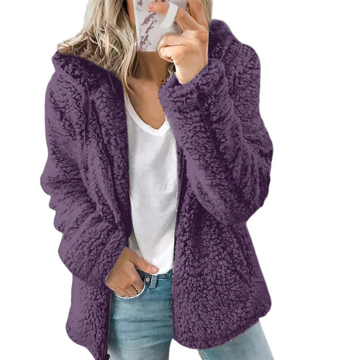 "Veste en peluche femme avec capuche et fermeture éclair, matière fleece douce, style urbain moderne et élégant."