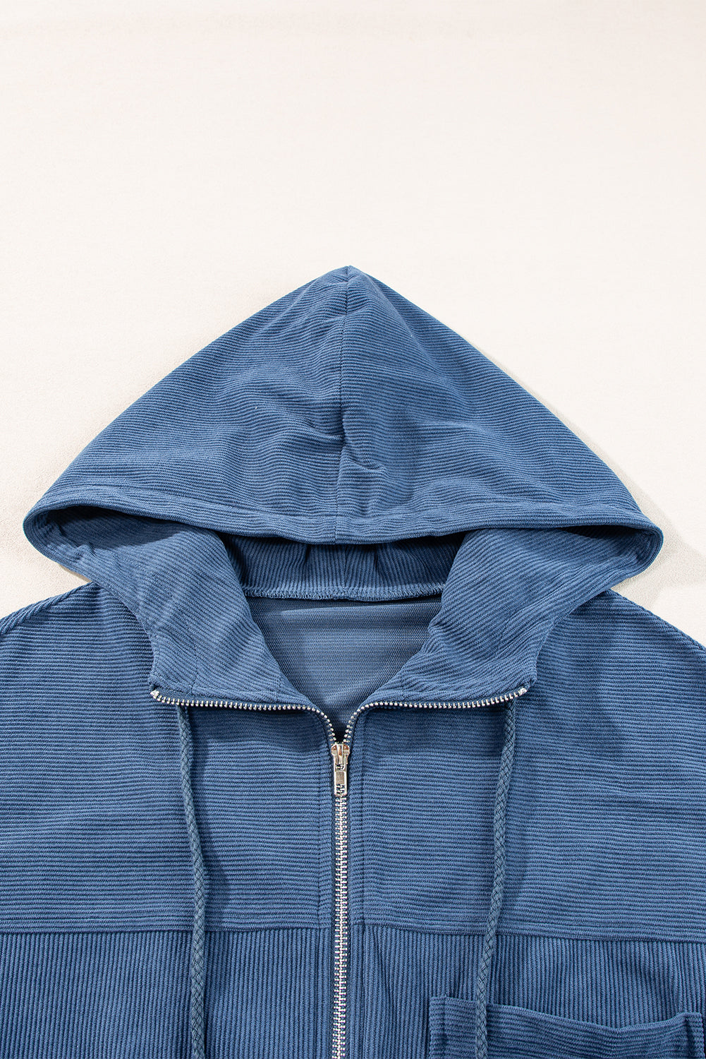 "Veste en velours côtelé beige avec capuche, style décontracté et élégant pour femmes, doux et parfait pour l'automne."