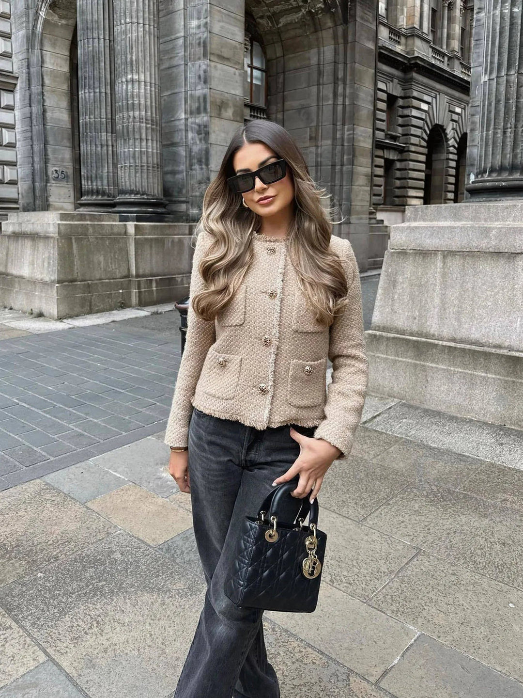 Veste femme chic, coupe élégante, coloris neutre, boutons devant, style moderne, adaptée mi-saison et usage quotidien.