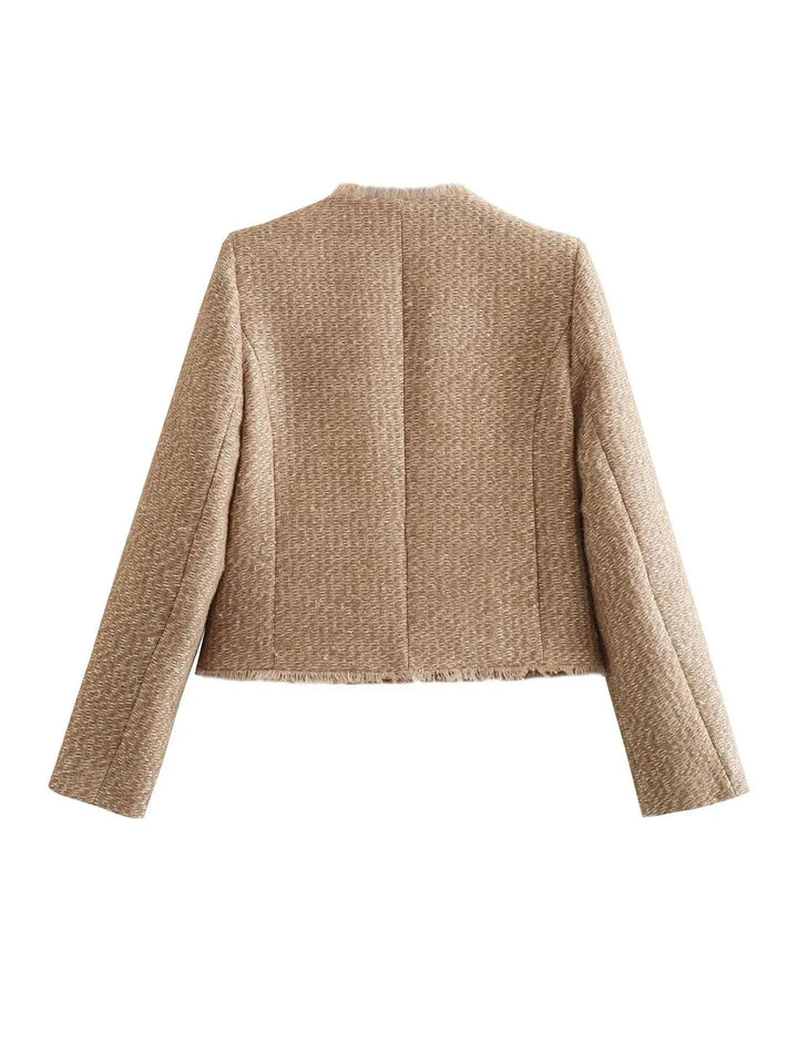 Veste femme chic, coupe élégante, coloris neutre, boutons devant, style moderne, adaptée mi-saison et usage quotidien.