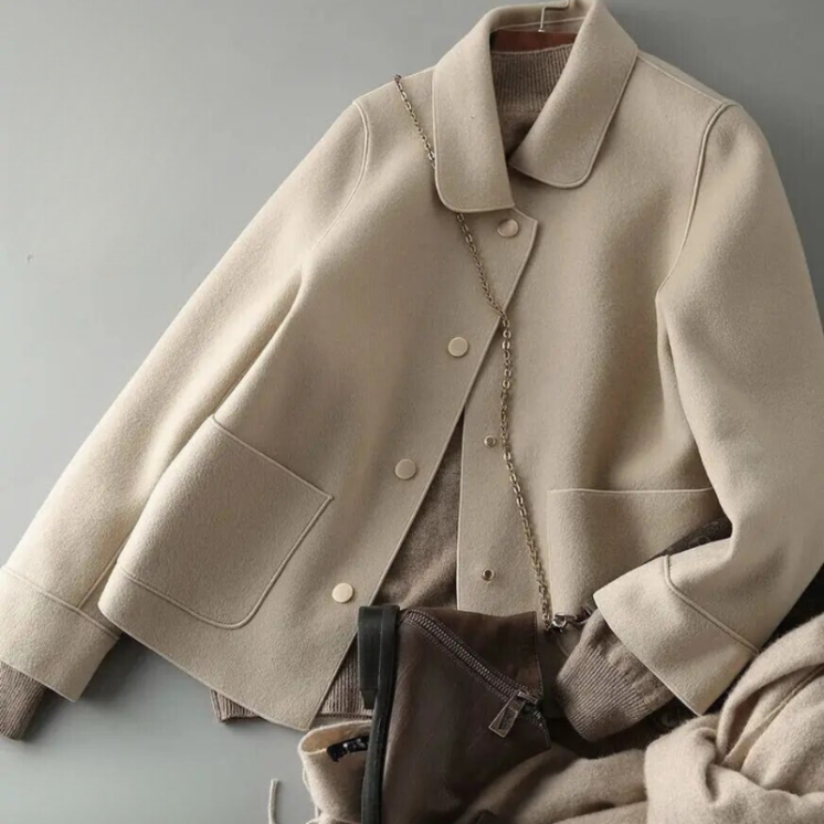 "Veste femme en coton élégante avec design sophistiqué, coupe classique et allure chic, idéale pour toutes occasions."