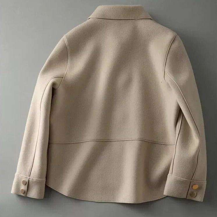 "Veste femme en coton élégante avec design sophistiqué, coupe classique et allure chic, idéale pour toutes occasions."