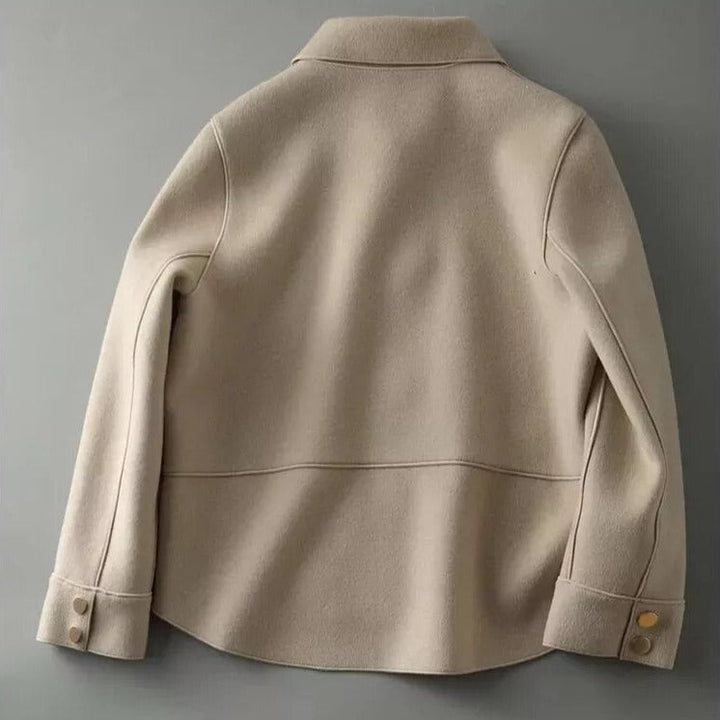 "Veste femme en coton élégante avec design sophistiqué, coupe classique et allure chic, idéale pour toutes occasions."