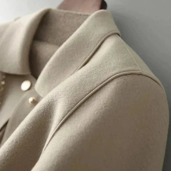 "Veste femme en coton élégante avec design sophistiqué, coupe classique et allure chic, idéale pour toutes occasions."