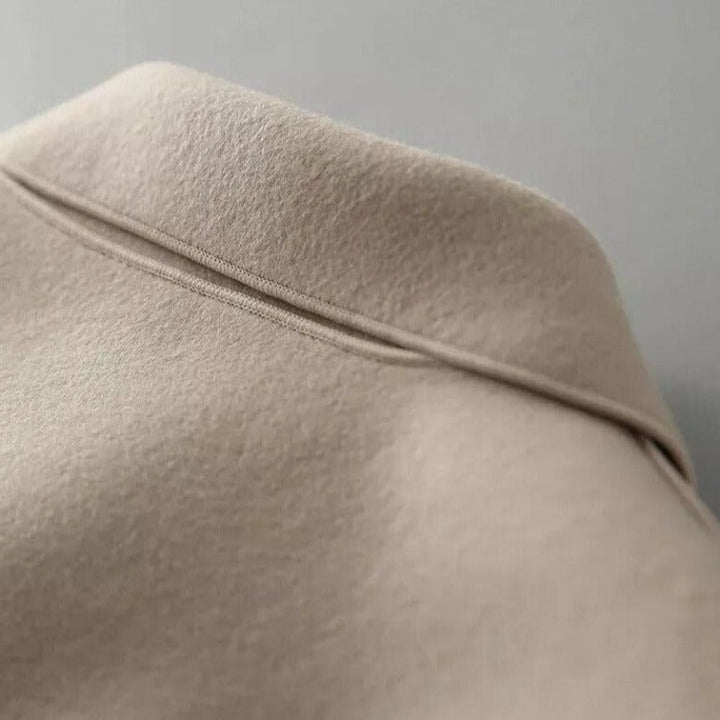 "Veste femme en coton élégante avec design sophistiqué, coupe classique et allure chic, idéale pour toutes occasions."