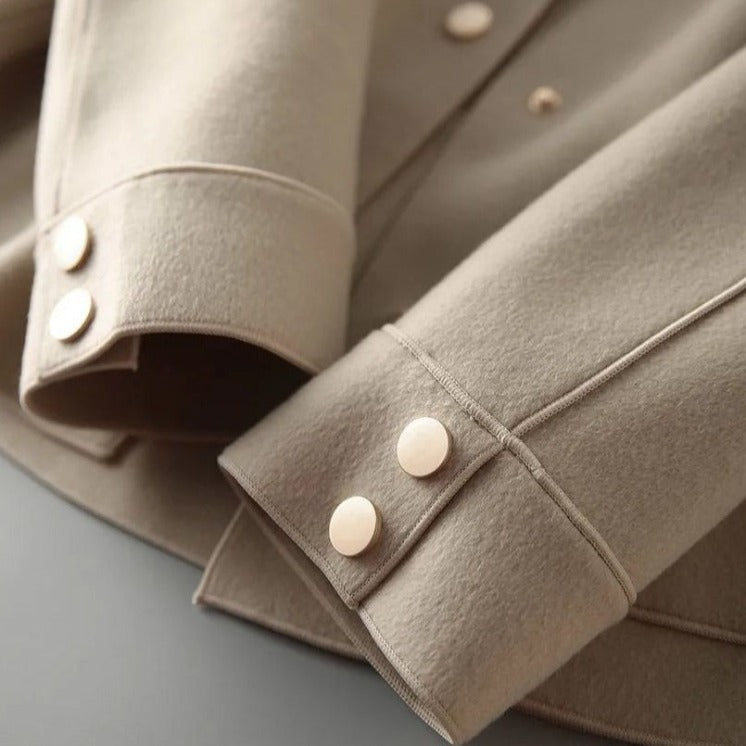 "Veste femme en coton élégante avec design sophistiqué, coupe classique et allure chic, idéale pour toutes occasions."