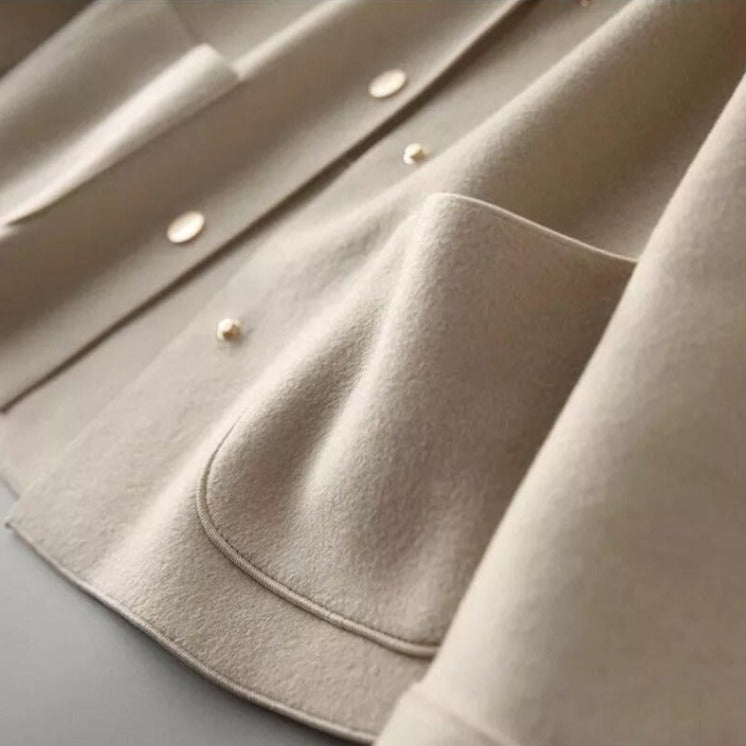 "Veste femme en coton élégante avec design sophistiqué, coupe classique et allure chic, idéale pour toutes occasions."