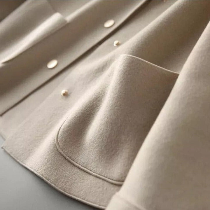 "Veste femme en coton élégante avec design sophistiqué, coupe classique et allure chic, idéale pour toutes occasions."