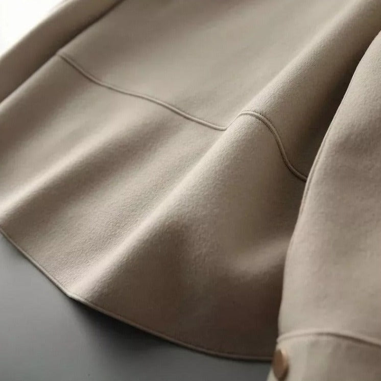 "Veste femme en coton élégante avec design sophistiqué, coupe classique et allure chic, idéale pour toutes occasions."