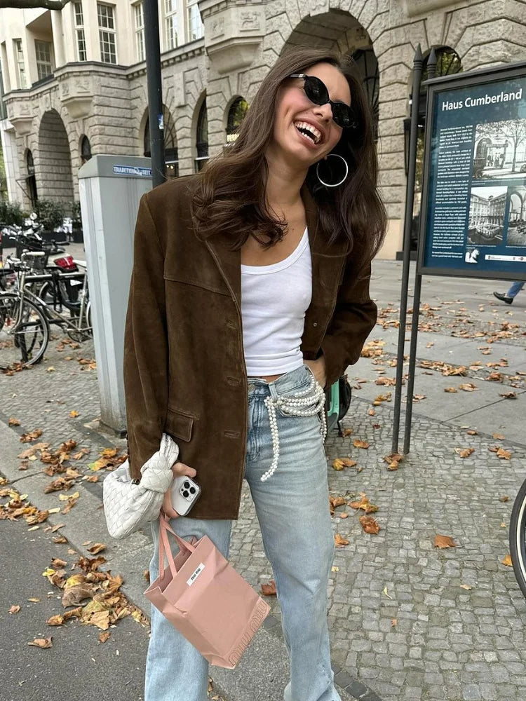 Veste femme en daim marron, revers élégants, poches pratiques, manches longues, idéale pour l'automne et tenue chic.