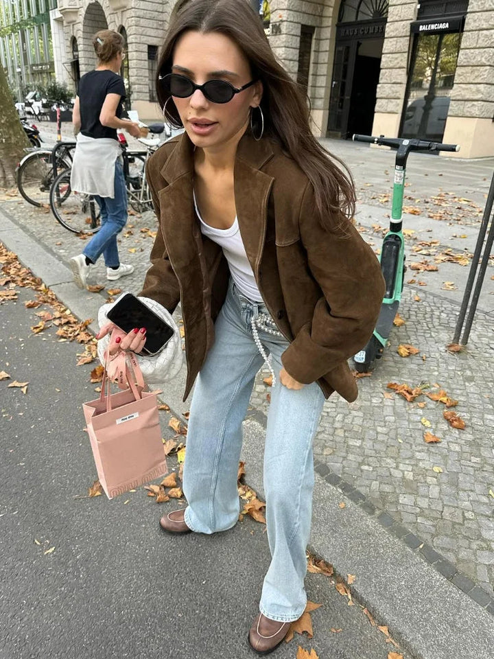 Veste femme en daim marron, revers élégants, poches pratiques, manches longues, idéale pour l'automne et tenue chic.