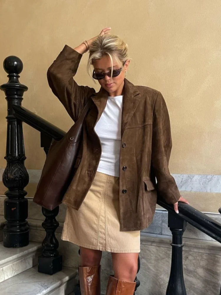 Veste femme en daim marron, revers élégants, poches pratiques, manches longues, idéale pour l'automne et tenue chic.