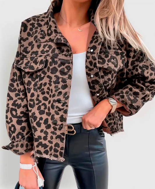 Veste femme imprimé léopard tendance, audacieuse et élégante, parfaite pour se démarquer avec style et confort.