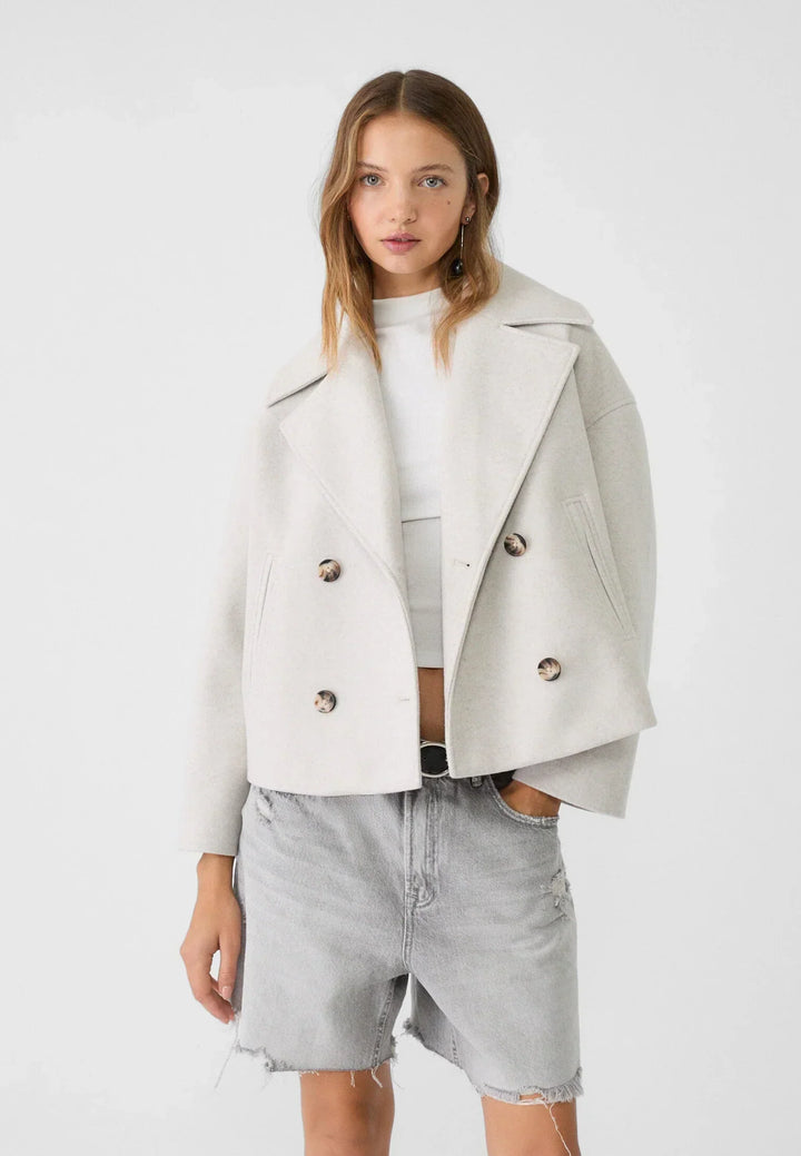 "Veste femme moderne chic, double poitrine, courte, vue avant, élégante, ajustement parfait, look professionnel"