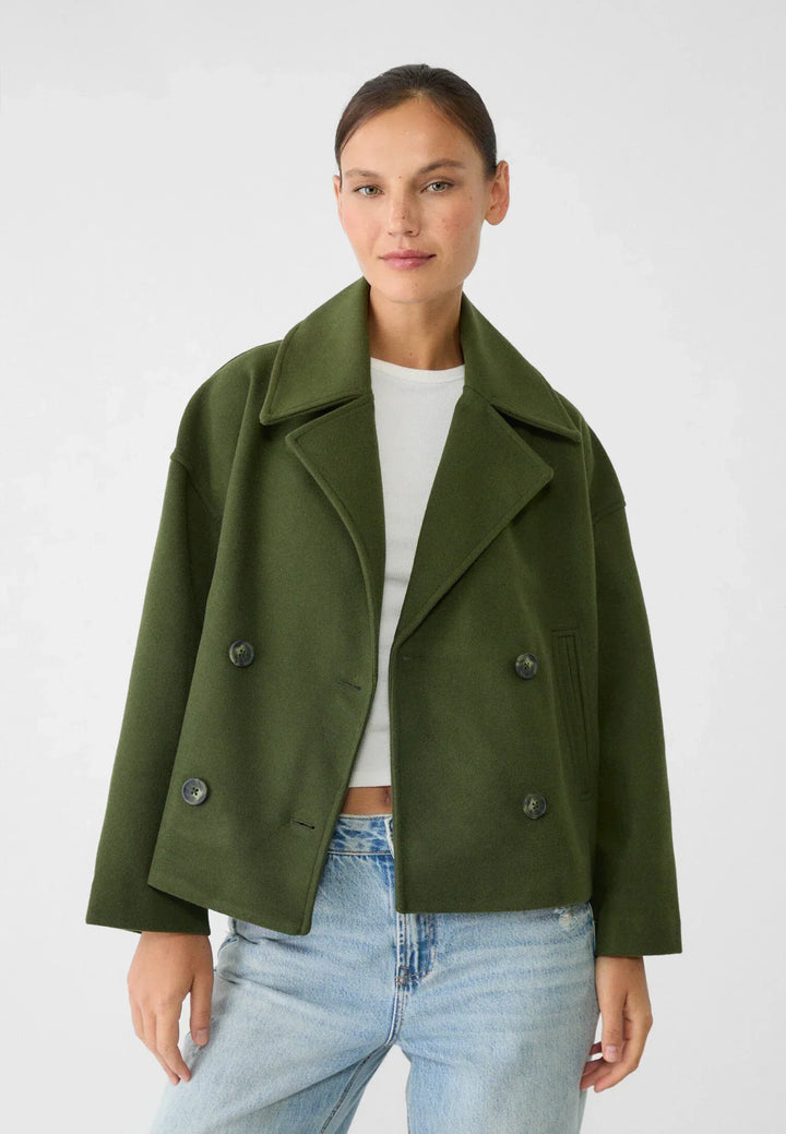 "Veste femme moderne chic, double poitrine, courte, vue avant, élégante, ajustement parfait, look professionnel"