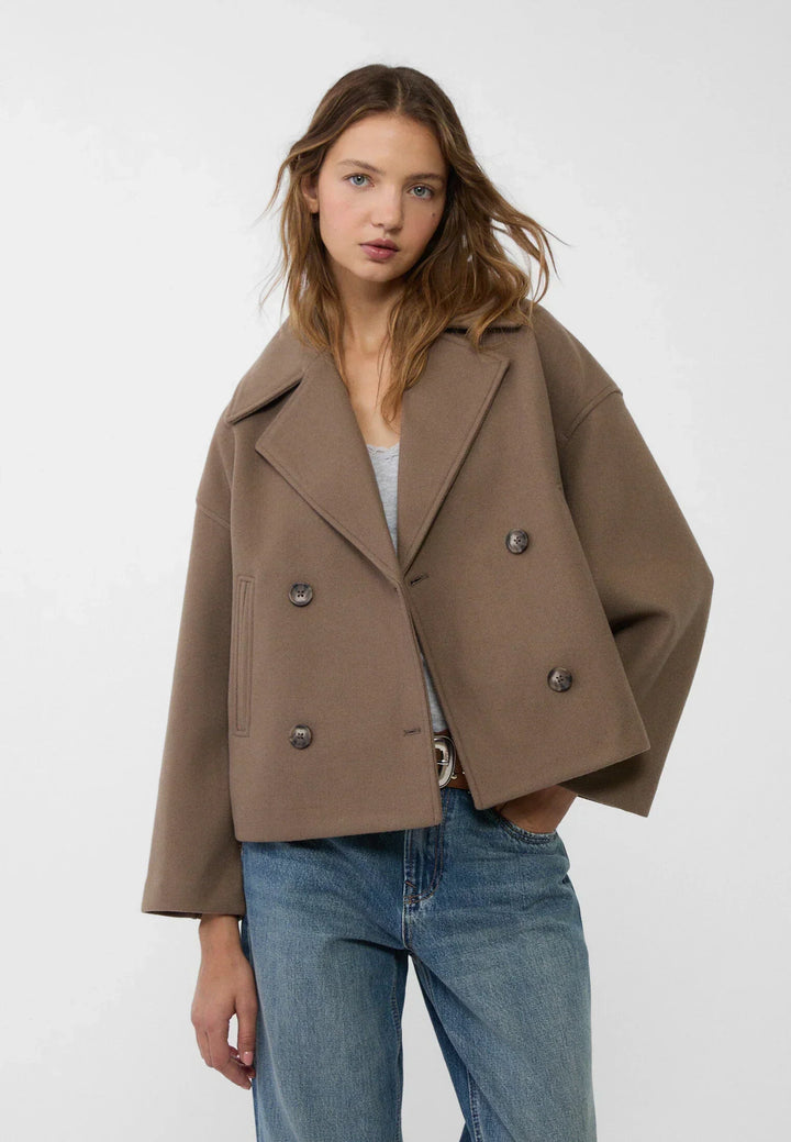 "Veste femme moderne chic, double poitrine, courte, vue avant, élégante, ajustement parfait, look professionnel"