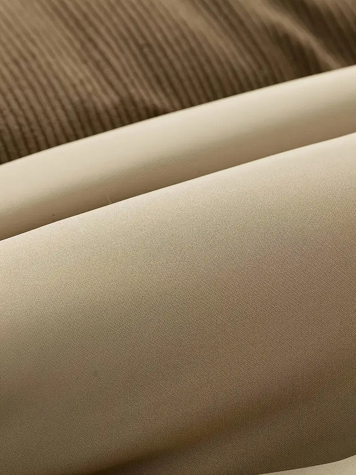 Veste hiver unisexe, blocs colorés, matelassée, capuche amovible, moderne, idéale pour hommes et femmes, style tendance.