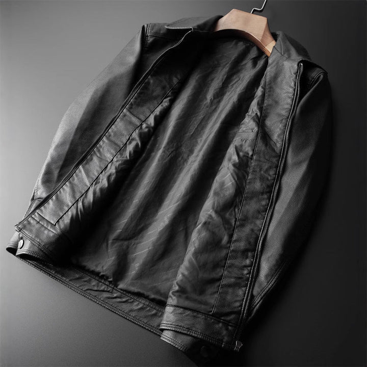 "Veste homme ajustée simili cuir lisse, col montant, fermeture zippée, élégante et moderne, idéale style raffiné."
