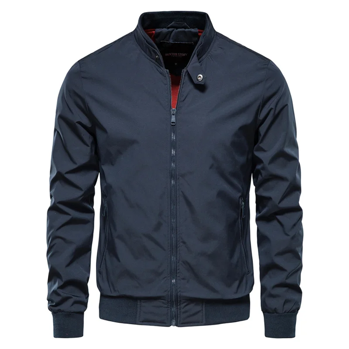 "Veste homme printemps légère chic, design moderne, tissu respirant, poches fonctionnelles, couleur grise élégante."