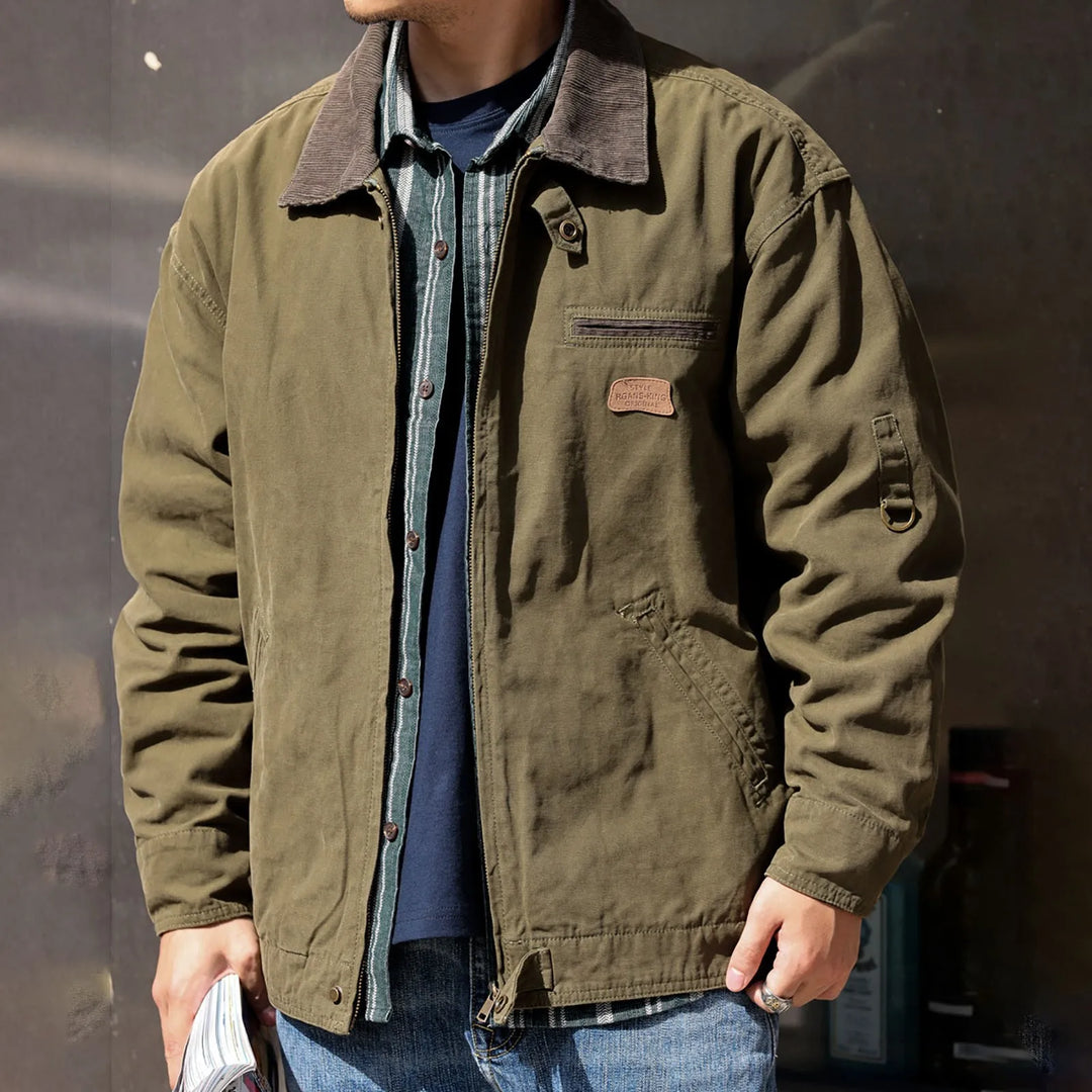 Veste homme rétro col rabattu zippé, coupe ample, poches cargo, couleur kaki, pour style décontracté et confort moderne.