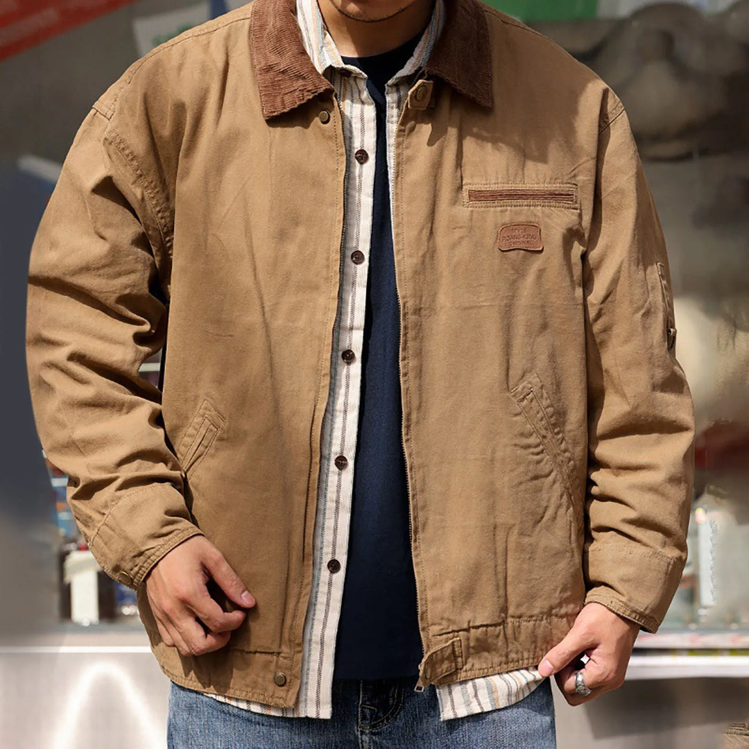 Veste homme rétro col rabattu zippé, coupe ample, poches cargo, couleur kaki, pour style décontracté et confort moderne.