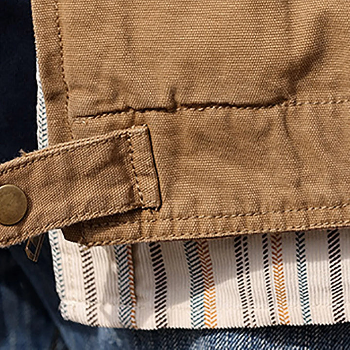 Veste homme rétro col rabattu zippé, coupe ample, poches cargo, couleur kaki, pour style décontracté et confort moderne.