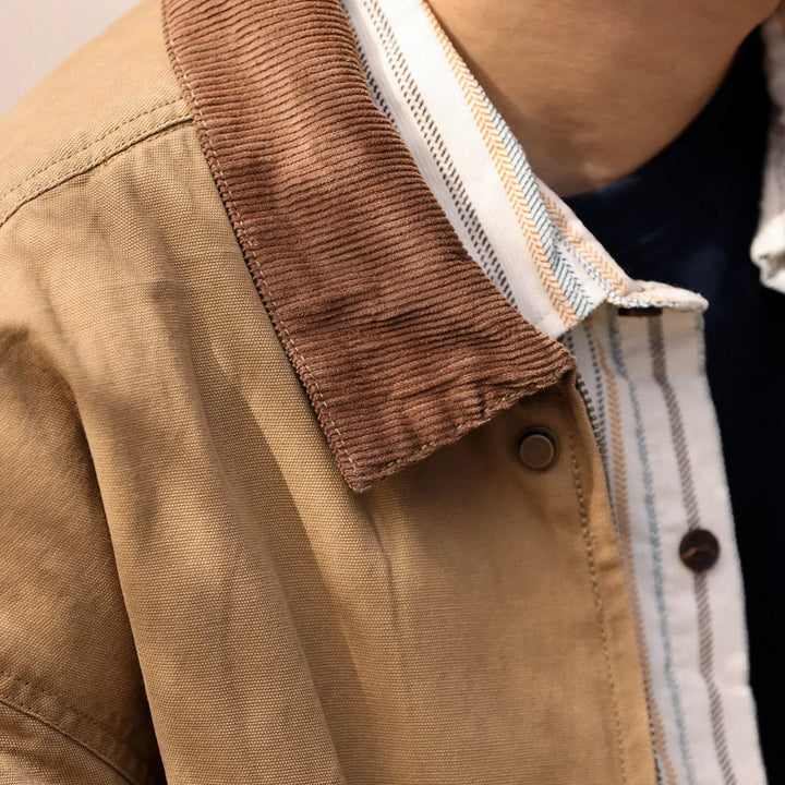 Veste homme rétro col rabattu zippé, coupe ample, poches cargo, couleur kaki, pour style décontracté et confort moderne.