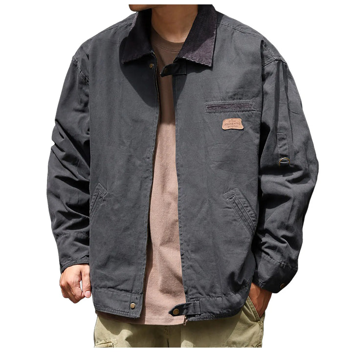 Veste homme rétro col rabattu zippé, coupe ample, poches cargo, couleur kaki, pour style décontracté et confort moderne.