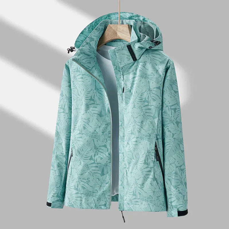 Veste imperméable femme, capuche ajustable, légère, moderne, coloris neutre, idéale pour activités extérieures et urbaines.