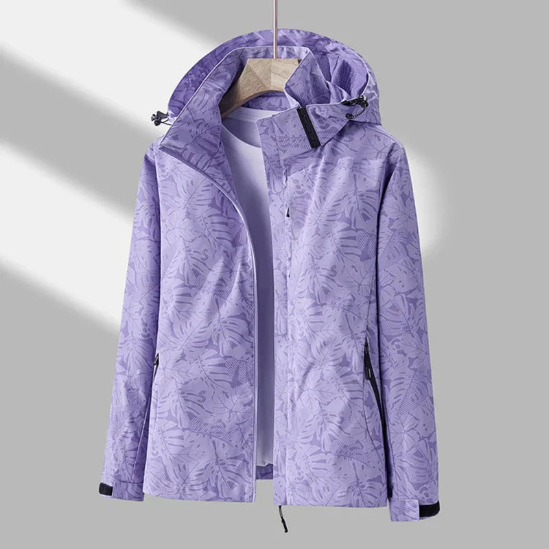 Veste imperméable femme, capuche ajustable, légère, moderne, coloris neutre, idéale pour activités extérieures et urbaines.