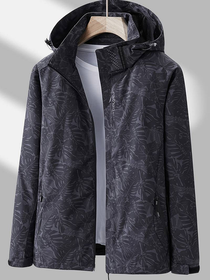Veste imperméable femme, capuche ajustable, légère, moderne, coloris neutre, idéale pour activités extérieures et urbaines.