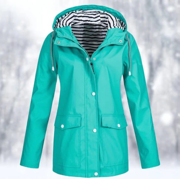 Veste imperméable femme élégante, coupe ajustée, capuche, poches latérales, couleur jaune, protection pluie et vent.
