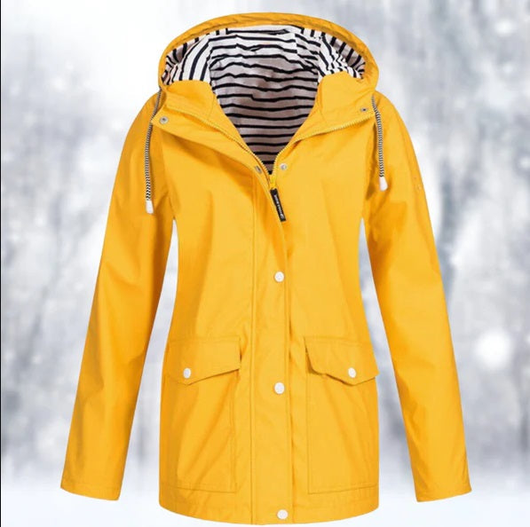Veste imperméable femme élégante, coupe ajustée, capuche, poches latérales, couleur jaune, protection pluie et vent.