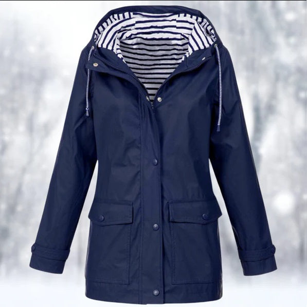 Veste imperméable femme élégante, coupe ajustée, capuche, poches latérales, couleur jaune, protection pluie et vent.