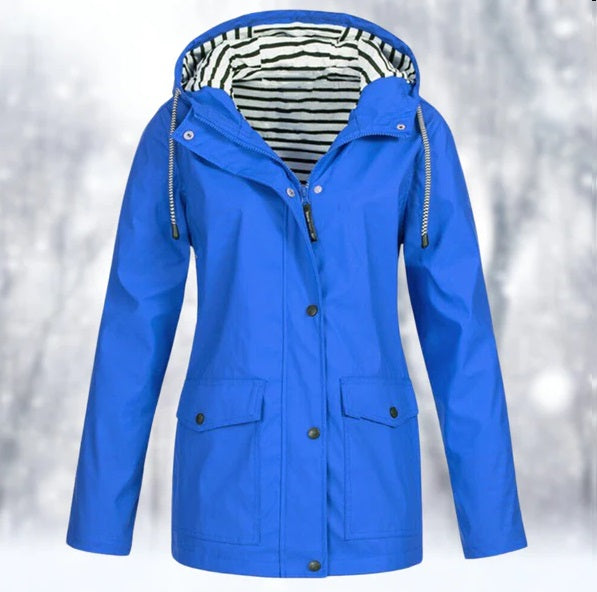 Veste imperméable femme élégante, coupe ajustée, capuche, poches latérales, couleur jaune, protection pluie et vent.