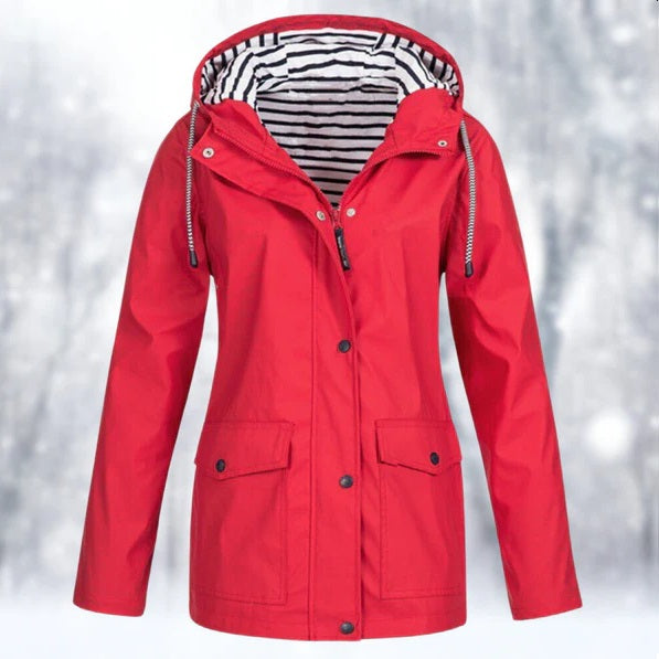 Veste imperméable femme élégante, coupe ajustée, capuche, poches latérales, couleur jaune, protection pluie et vent.