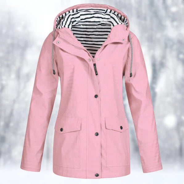 Veste imperméable femme élégante, coupe ajustée, capuche, poches latérales, couleur jaune, protection pluie et vent.