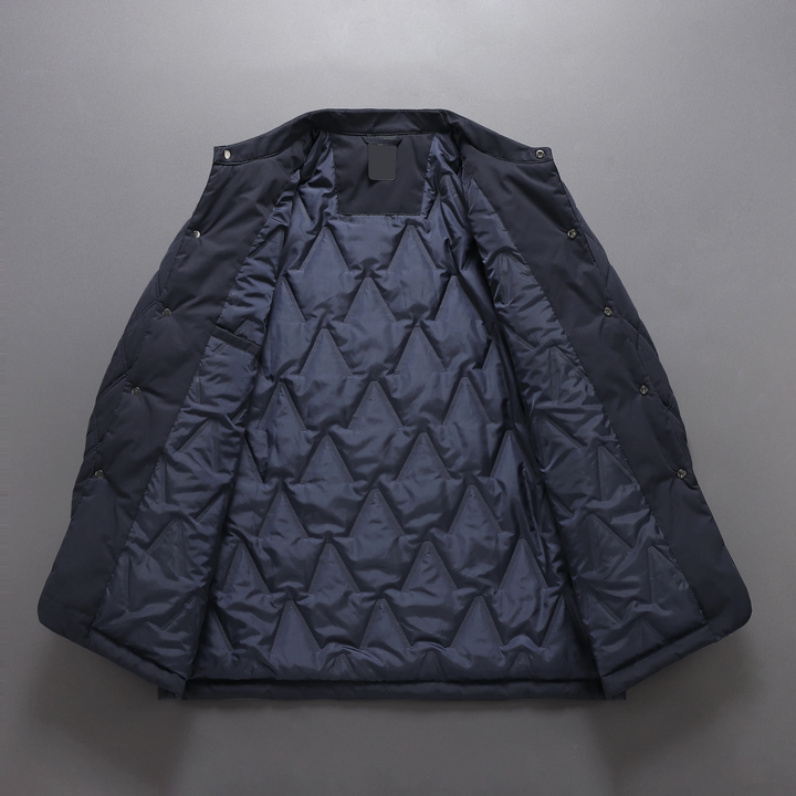 "Veste imperméable homme, matelassée chic, coupe intemporelle, couleur sombre, pour transition saison froide"