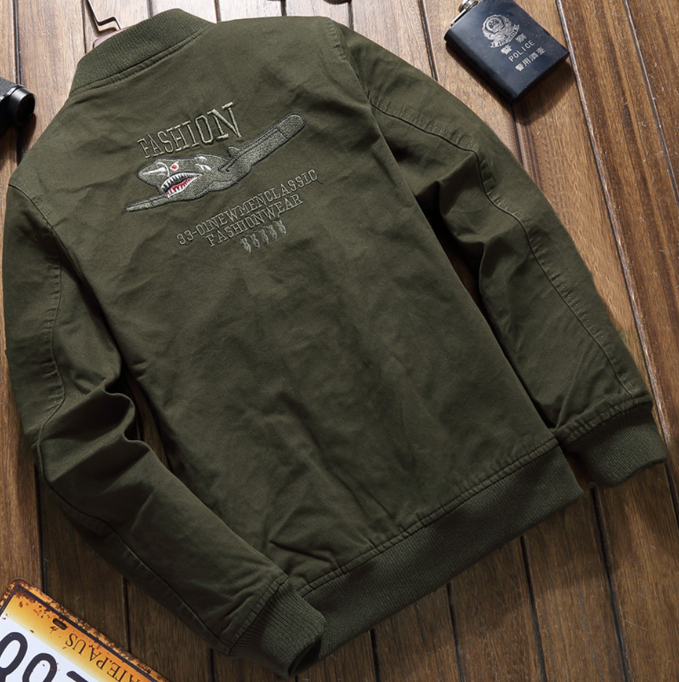 Veste militaire homme élégante en vert avec écussons, design robuste, idéal pour un style décontracté ou outdoor.