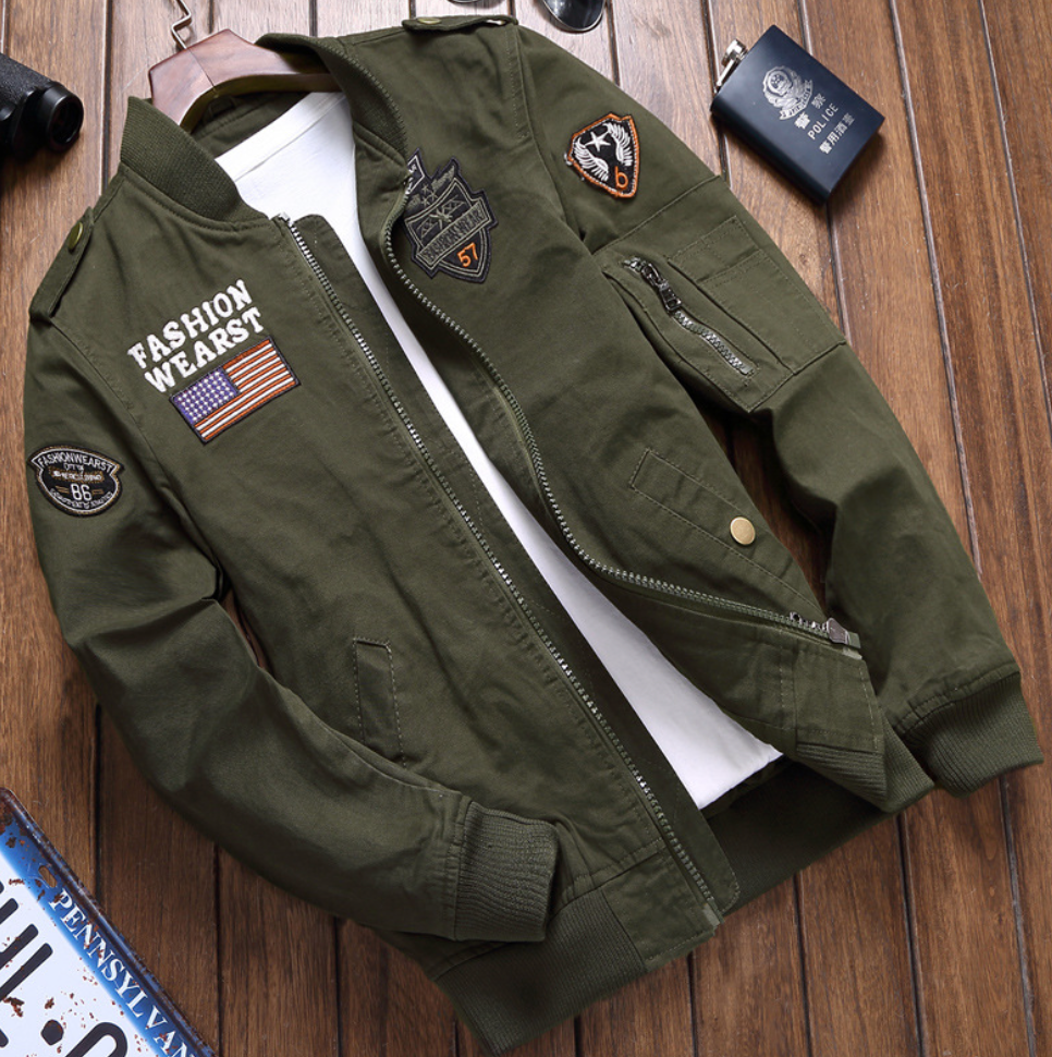 Veste militaire homme élégante en vert avec écussons, design robuste, idéal pour un style décontracté ou outdoor.