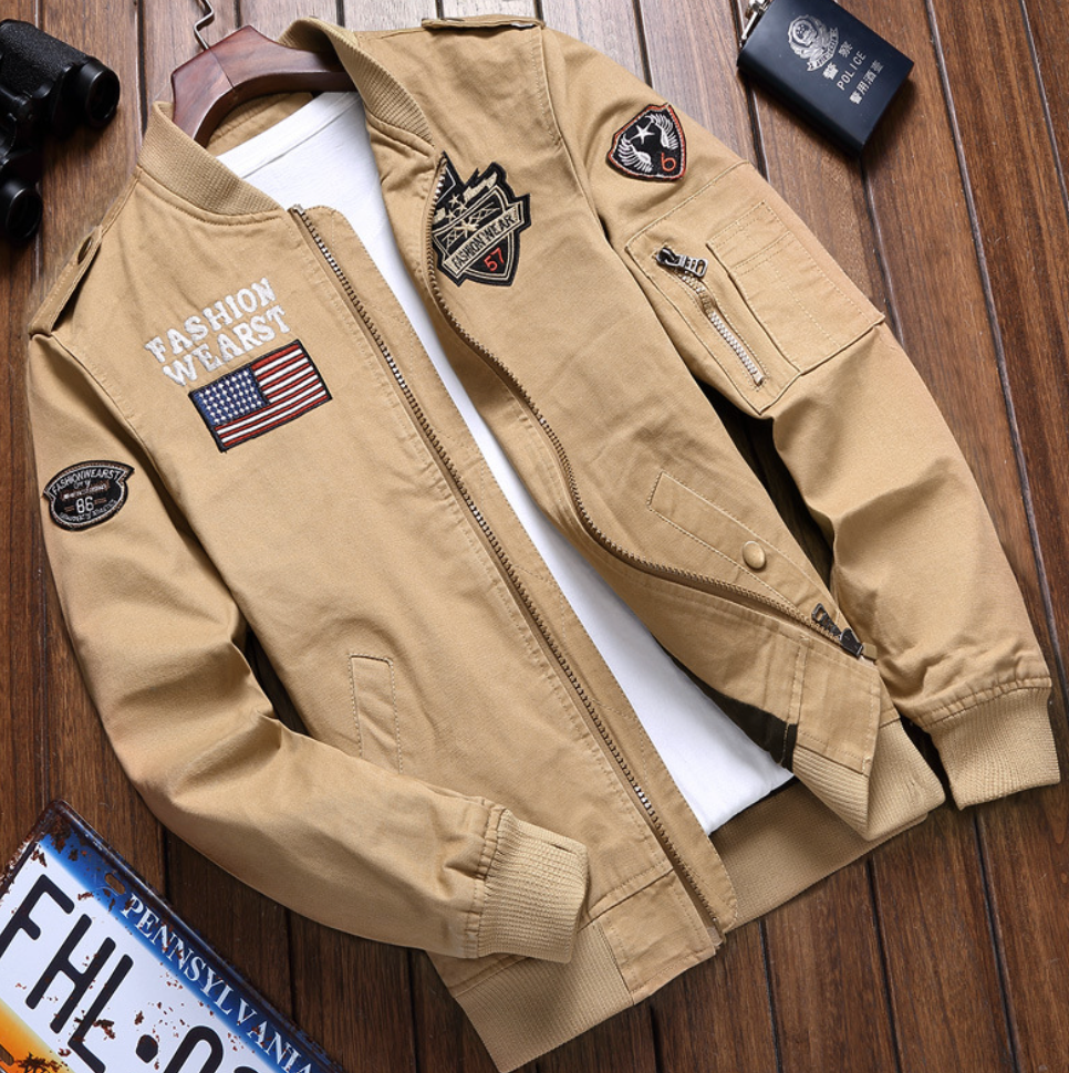 Veste militaire homme élégante en vert avec écussons, design robuste, idéal pour un style décontracté ou outdoor.