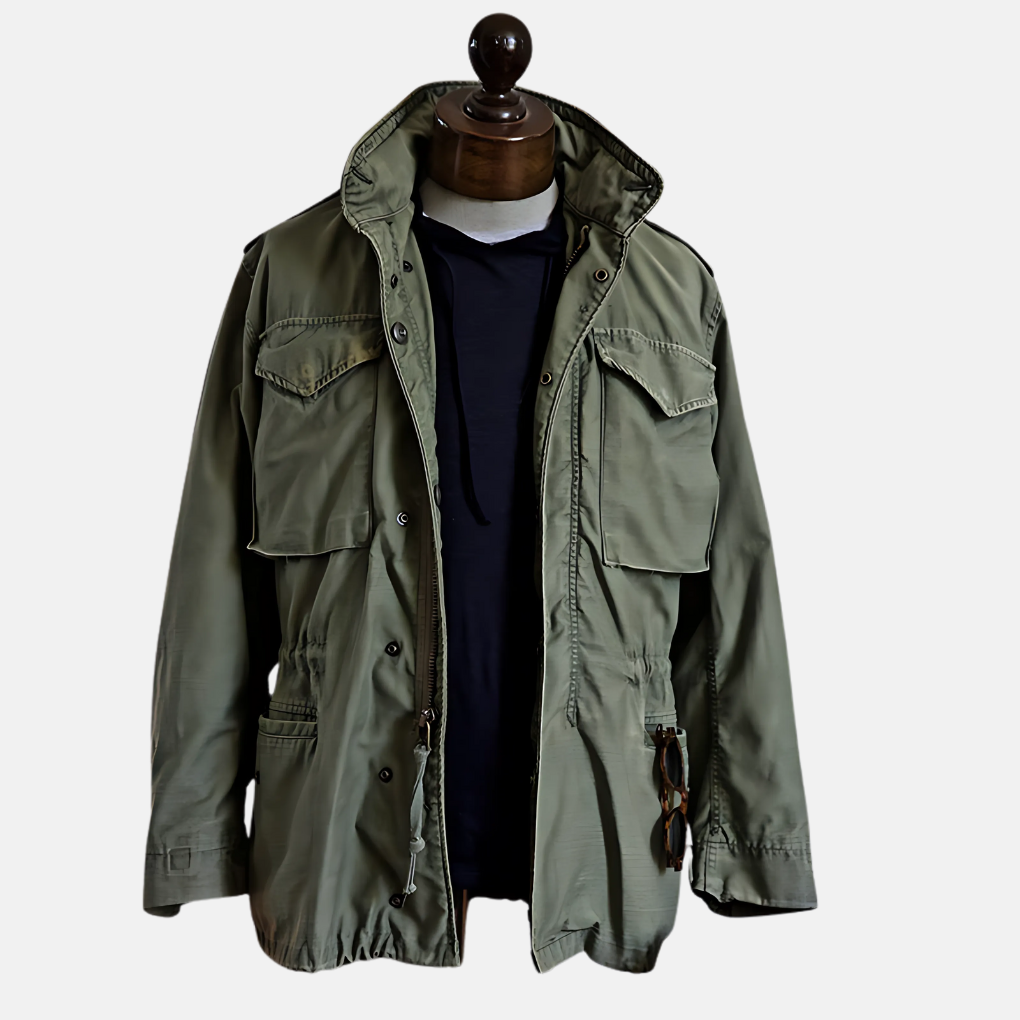 "Veste militaire vintage homme marron avec col montant et poches avant, style robuste et élégant parfait pour toute saison."