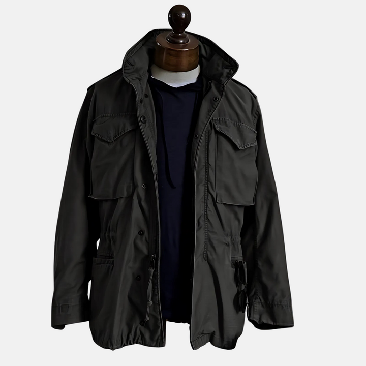 "Veste militaire vintage homme marron avec col montant et poches avant, style robuste et élégant parfait pour toute saison."