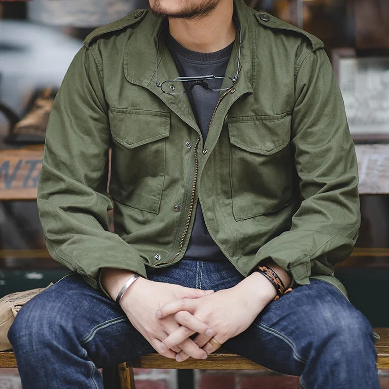 "Veste militaire vintage verte pour hommes, design intemporel, détails authentiques, parfaite pour saison froide."